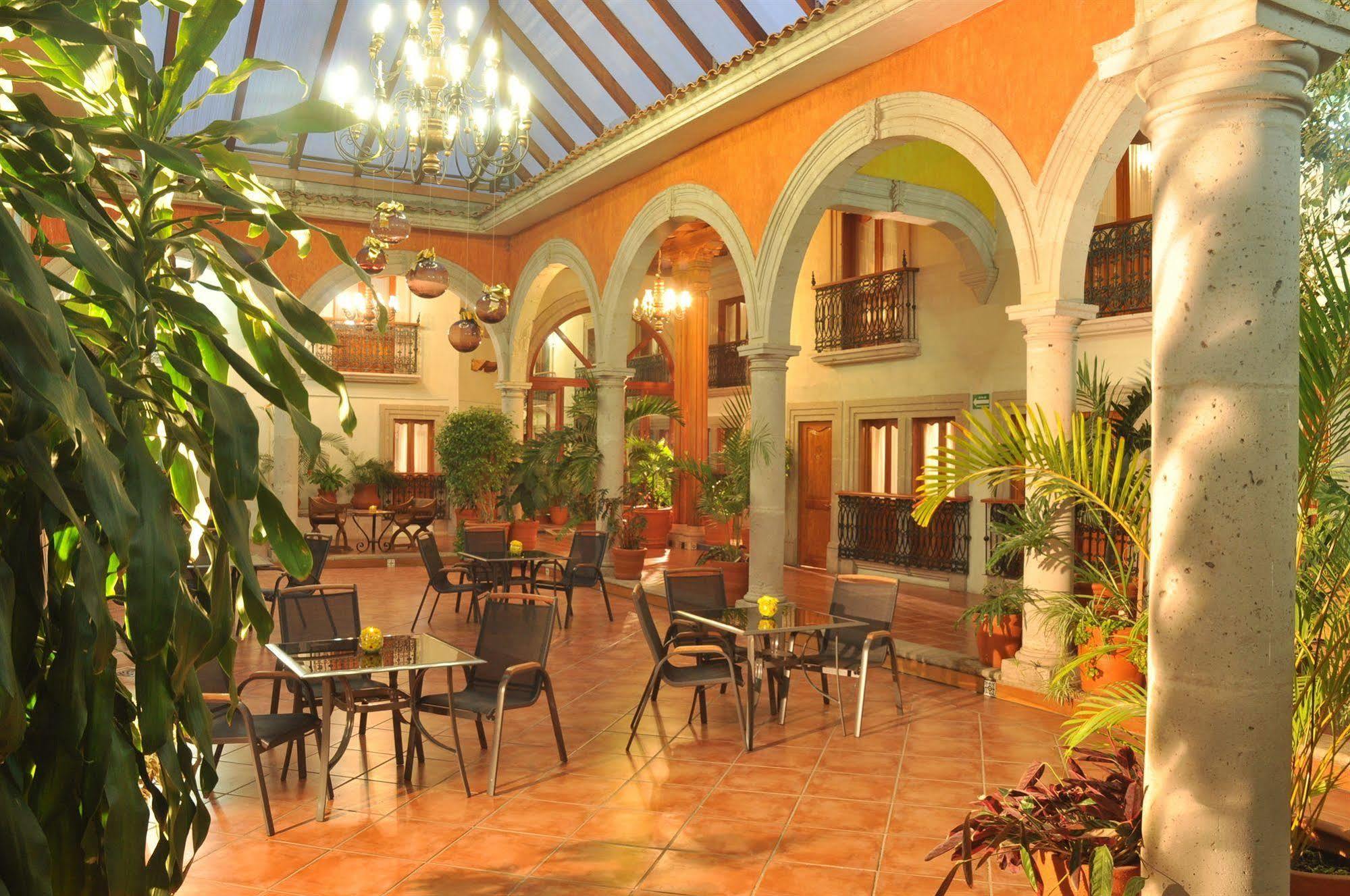 Отель Mision Patzcuaro Centro Historico Экстерьер фото